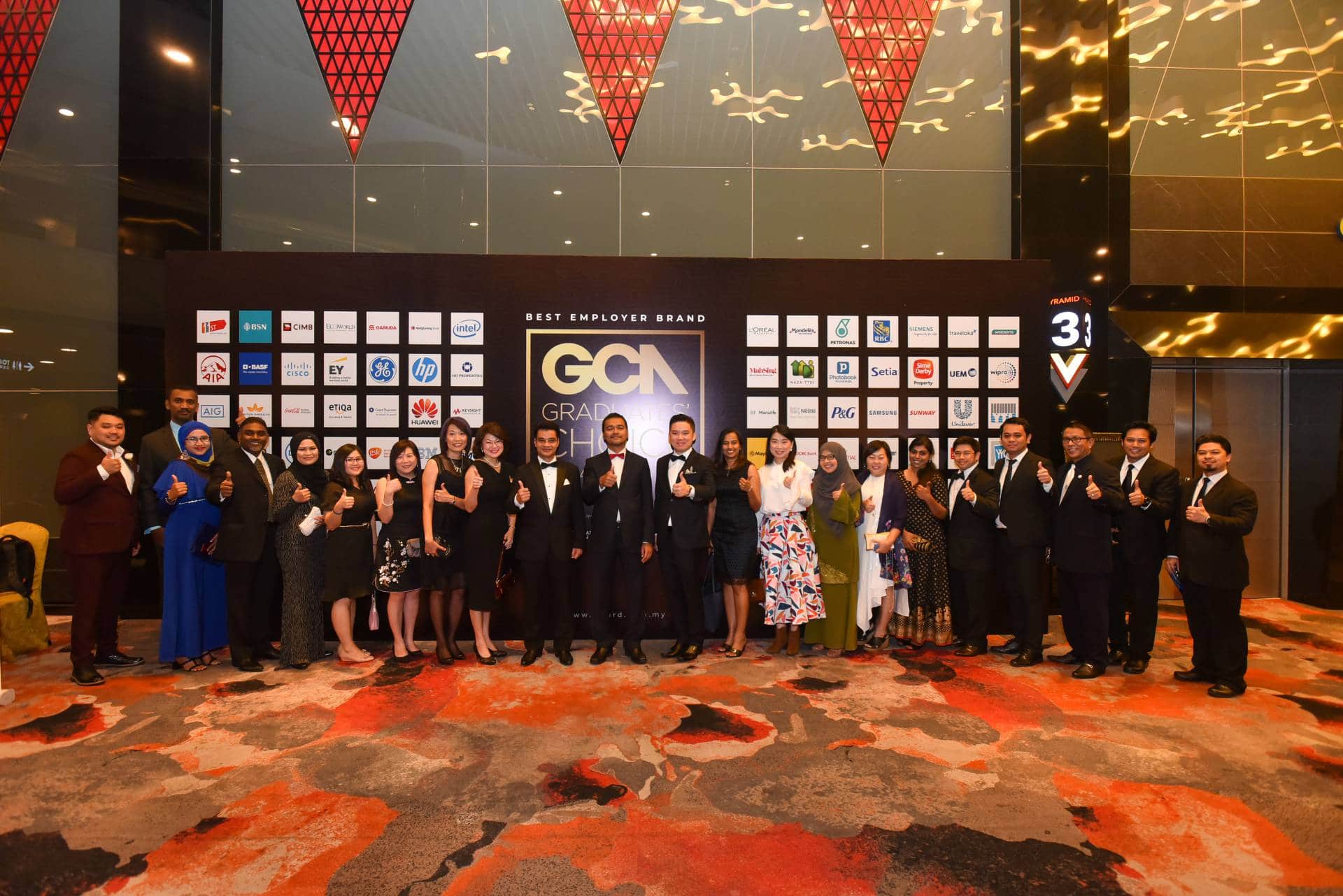 [New Straits Times] Malayan Banking Bhd has won the 2018 Graduates’ Choice Award in the banking category.